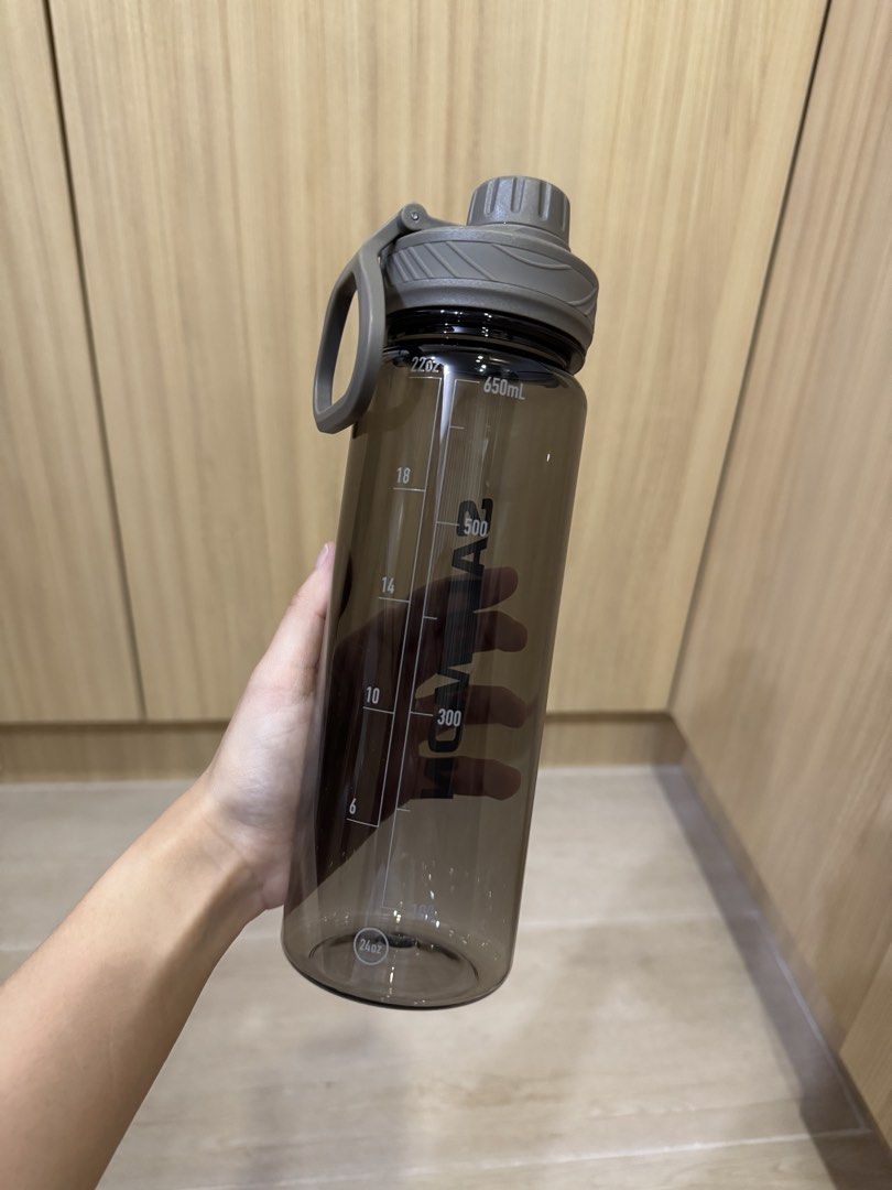 Salomon 650ml Water Bottle (Category: Water Bottles & Tumblers) located in Taguig. Submitted by chinitafinds (Listing ID 1467259471, Image 2). Description: - Brand: Salomon - Capacity: 650ml / 22oz - Color: Dark translucent grey with grey screw cap - Condition: Unused (opened only for photos) - Features: Measurement markers (ml/oz) and built-in carry loop - Inclusions: Original black box Payment first before shipping.