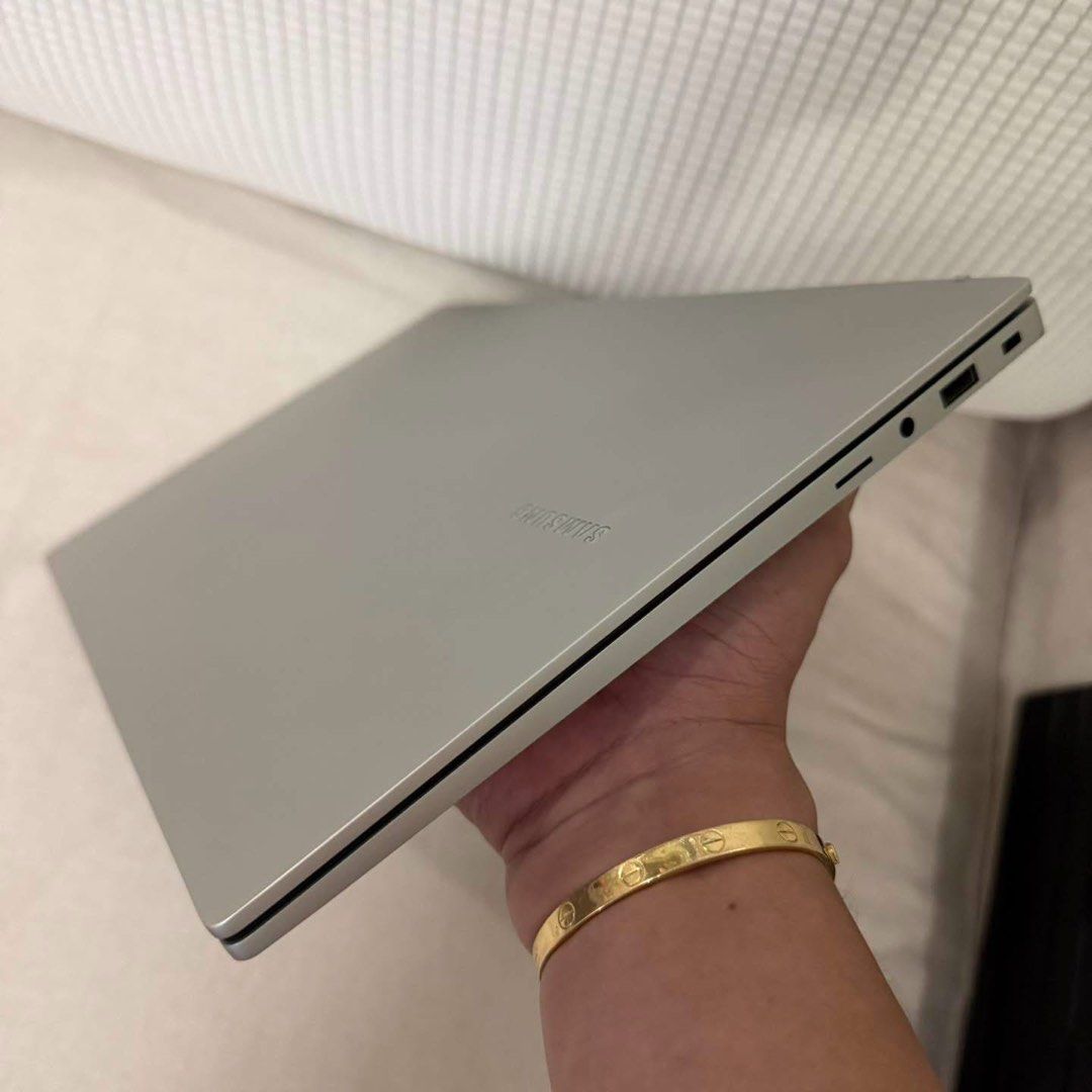 Samsung 750FXG (Category: Laptops & Notebooks) located in Manila. Submitted by kurtvalenc82453 (Listing ID 1467174810, Image 2). Description: Like New Samsung 750FXG Ultraslim Notebook 15inch Full HD Display ❤️₱23,000 + Shipping Fee❤️ 😍All Major Credit Cards accepted😍 ❤️Bdo Buy now pay later ❤️ ▪️Intel Core i5-1335u 13th Gen ▪️512gb SSD Storage ▪️8gbram Lpddr4x ▪️4gb Intel iRis Xe Graphics ▪️Battery - In very good condition 👉 PACKAGE: • Laptop