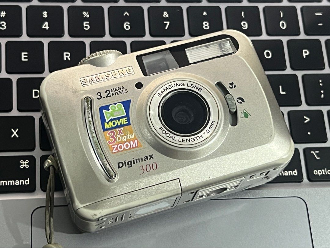 Samsung Digicam (Category: Vintage Collectibles) located in Subic. Submitted by collectorshaven111 (Listing ID 1467334783, Image 1). Description: Samsung Digital Camera Tested, Flash Working Issue: Nakakapag take ng pics, pero black lang yung output May lcd burn _end MOP: GCASH only MOD: J&T EXPRESS only Will be shipped after payment only Dm! .
