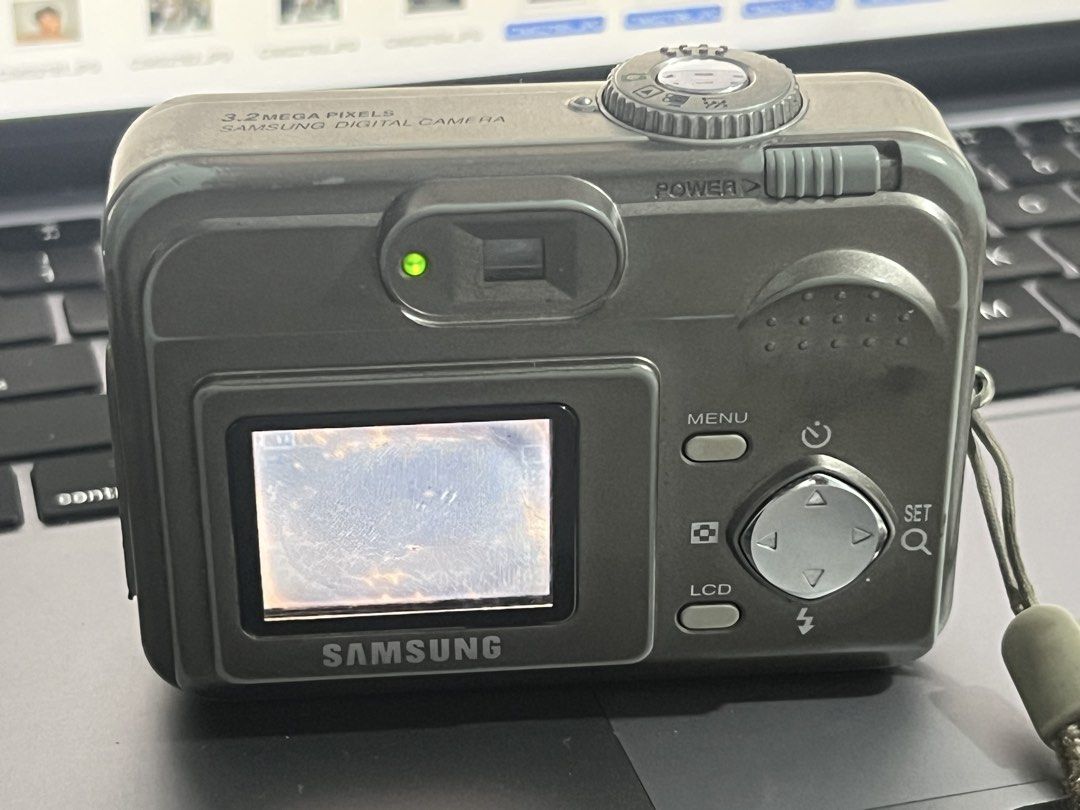 Samsung Digicam (Category: Vintage Collectibles) located in Subic. Submitted by collectorshaven111 (Listing ID 1467334783, Image 3). Description: Samsung Digital Camera Tested, Flash Working Issue: Nakakapag take ng pics, pero black lang yung output May lcd burn _end MOP: GCASH only MOD: J&T EXPRESS only Will be shipped after payment only Dm! .