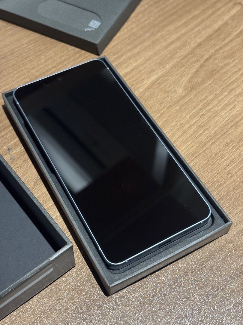 Samsung Galaxy S26 (Category: Samsung) located in Quezon City. Submitted by toebeanmaguire111 (Listing ID 1467302787, Image 3). Description: Brand new!! SAMSUNG GALAXY S26 SKY BLUE 256GB Feat a 6.3-inch to 6.9-inch display, a 50MP to 200MP camera system, and Galaxy AI integration✨ RFS: was free from work, opened once to check exteriors, never used!! need funds!!🐶.