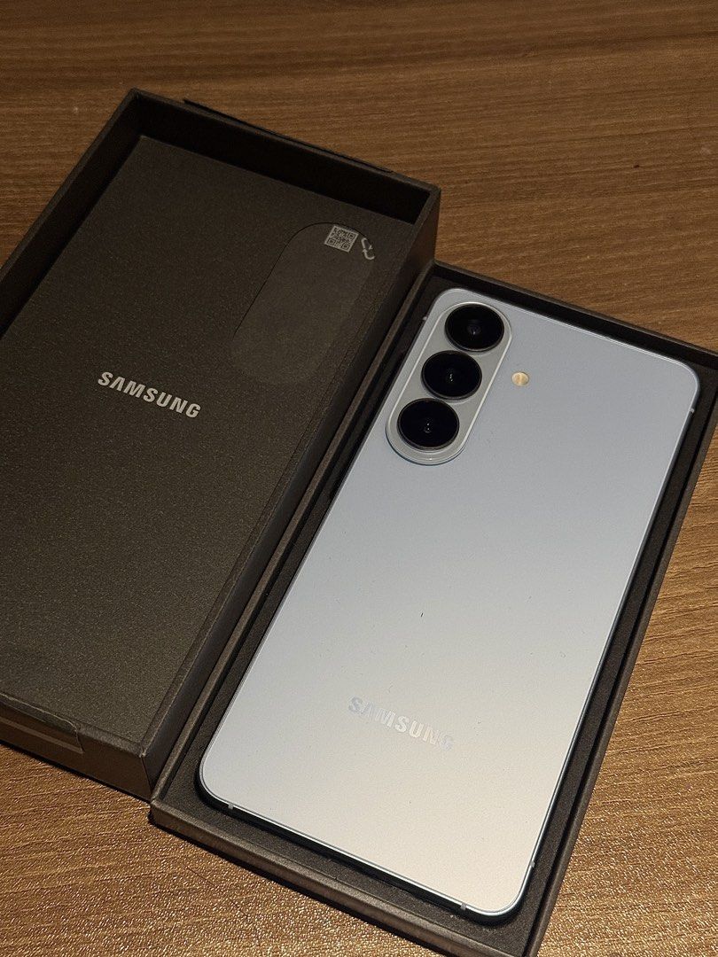 Samsung Galaxy S26 (Category: Samsung) located in Quezon City. Submitted by toebeanmaguire111 (Listing ID 1467302787, Image 1). Description: Brand new!! SAMSUNG GALAXY S26 SKY BLUE 256GB Feat a 6.3-inch to 6.9-inch display, a 50MP to 200MP camera system, and Galaxy AI integration✨ RFS: was free from work, opened once to check exteriors, never used!! need funds!!🐶.