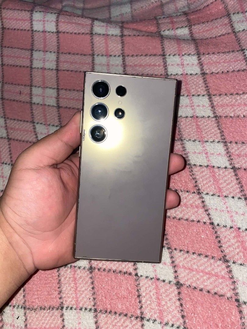 Samusng s24 ultra (Category: Samsung) located in Manila. Submitted by marcus2.p (Listing ID 1467297281, Image 1). Description: samsung s24 ultra with issue black dot replacement na po back of the phone 512gb other than that wala na issue nego for its price.