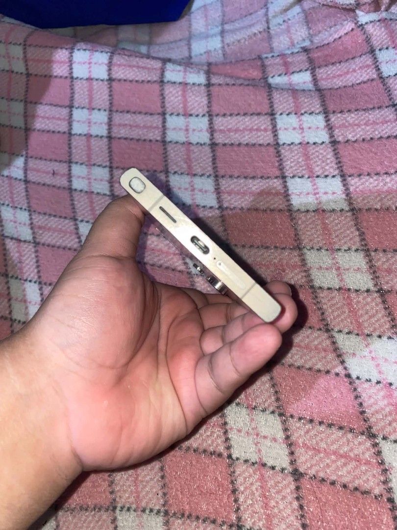 Samusng s24 ultra (Category: Samsung) located in Manila. Submitted by marcus2.p (Listing ID 1467297281, Image 2). Description: samsung s24 ultra with issue black dot replacement na po back of the phone 512gb other than that wala na issue nego for its price.
