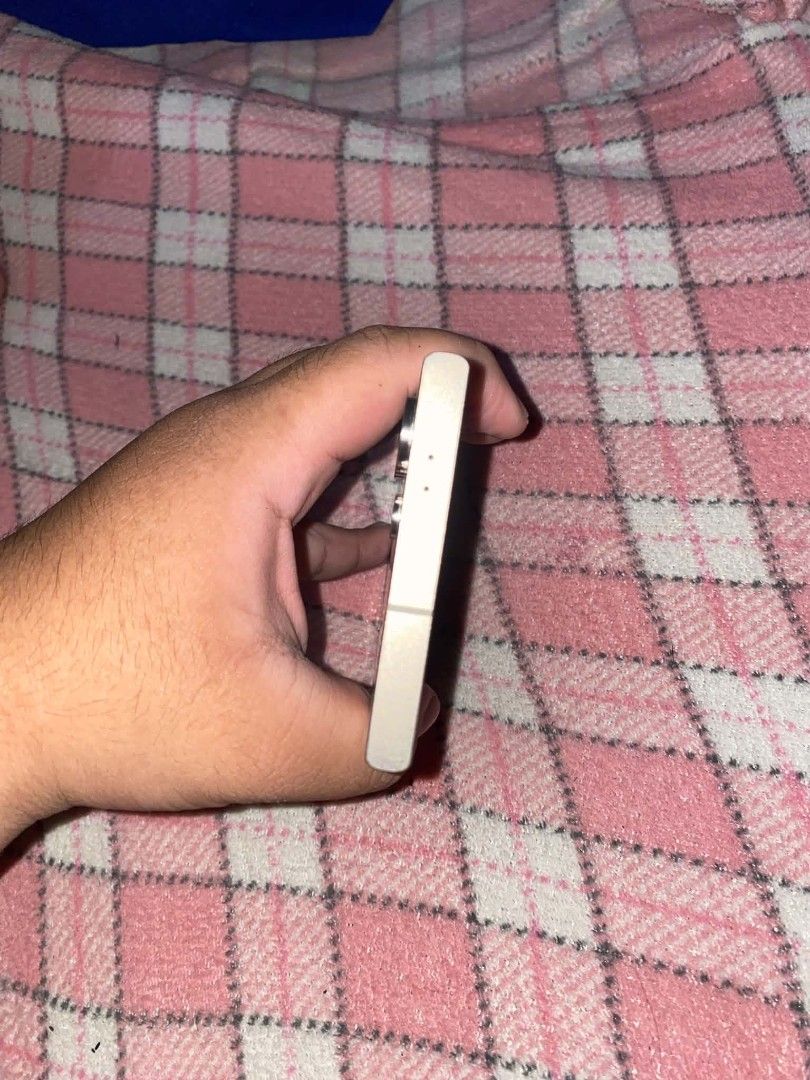 Samusng s24 ultra (Category: Samsung) located in Manila. Submitted by marcus2.p (Listing ID 1467297281, Image 3). Description: samsung s24 ultra with issue black dot replacement na po back of the phone 512gb other than that wala na issue nego for its price.