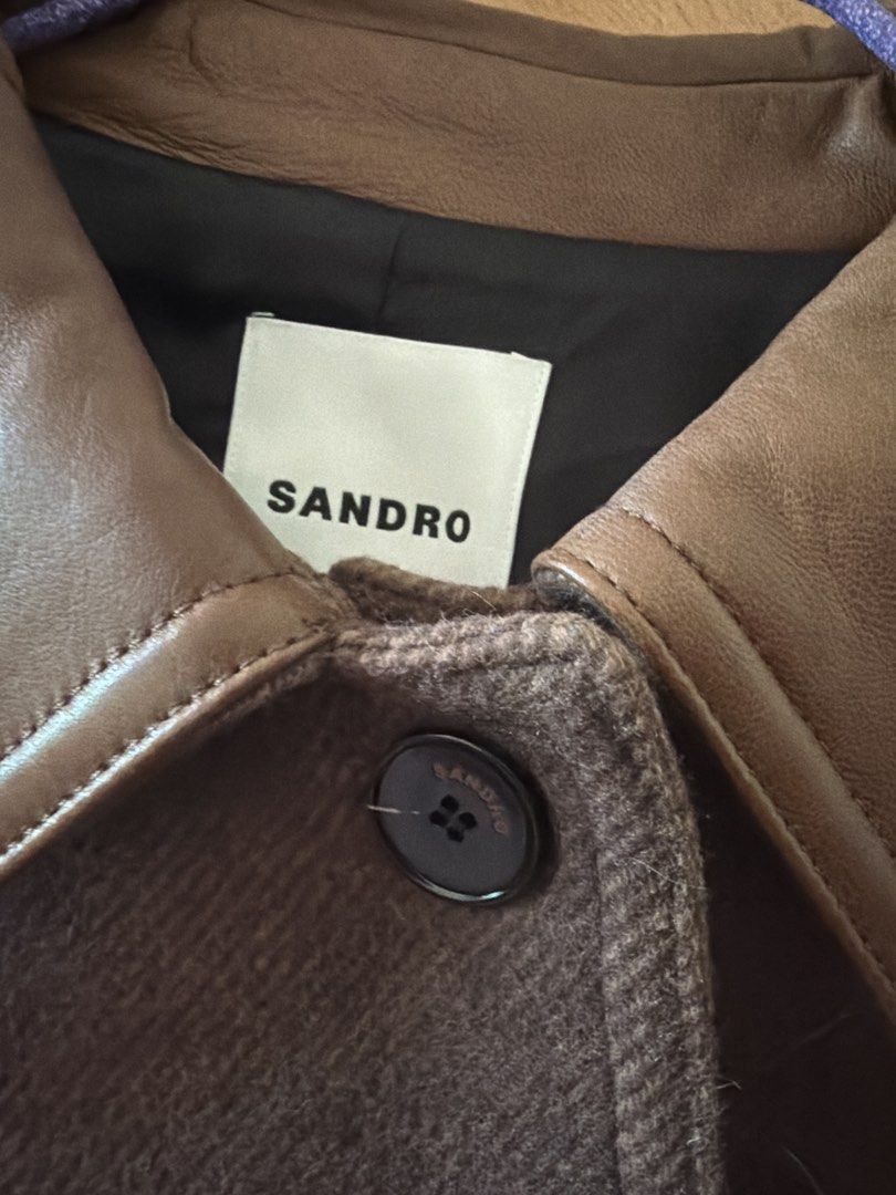 Sandro 啡色皮領外套 jacket Size 40 （分類：外套及戶外衣服）位於 Hong Kong。 由 kate_ket 提交（商品編號 1467189124，圖片 3）。簡介： Sandro 法國品牌短外套，啡色呢布身配皮質領口，胸前有兩個袋，鈕扣有 Sandro 字樣。Size 40，內裡全黑 lining，秋冬好易襯衫，新淨企理。。
