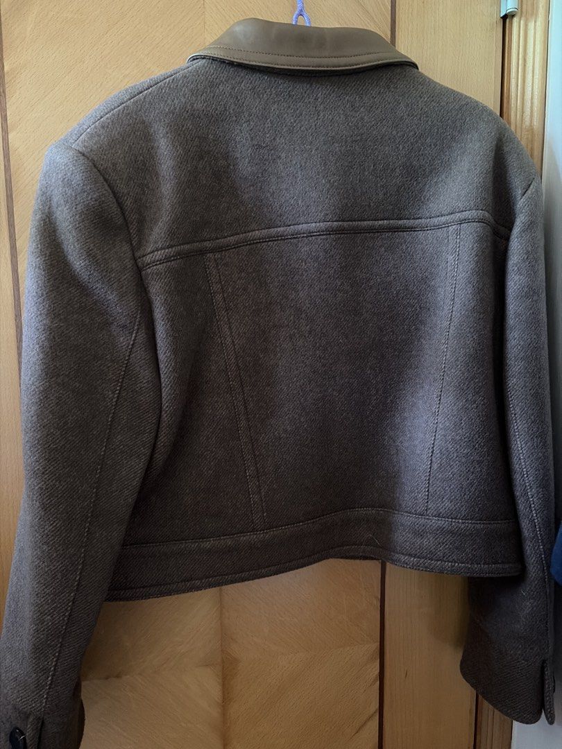 Sandro 啡色皮領外套 jacket Size 40 （分類：外套及戶外衣服）位於 Hong Kong。 由 kate_ket 提交（商品編號 1467189124，圖片 2）。簡介： Sandro 法國品牌短外套，啡色呢布身配皮質領口，胸前有兩個袋，鈕扣有 Sandro 字樣。Size 40，內裡全黑 lining，秋冬好易襯衫，新淨企理。。