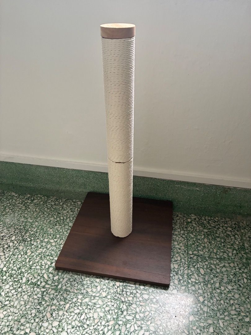 Scratching post (Category: Homes & Other Pet Accessories) located in Singapore. Submitted by srf216- (Listing ID 1467257355, Image 1). Description: .