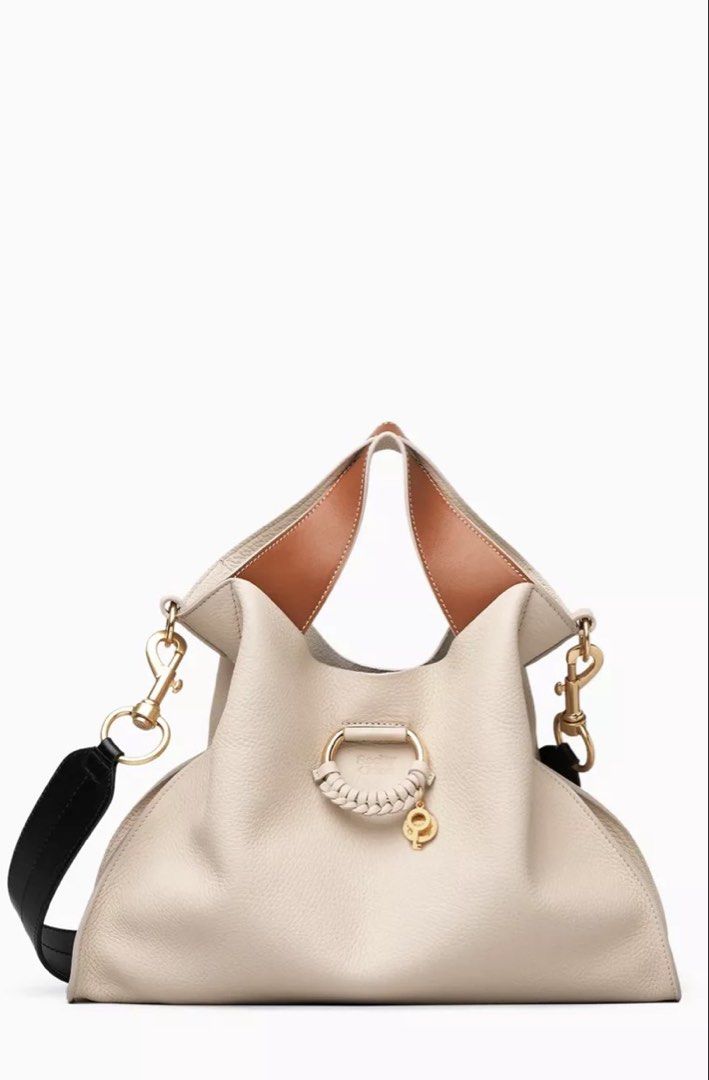 See By Chloe Joan Top Handle Crossbody 奶茶色 （分類：單肩包）位於 Hong Kong。 由 chung_2012 提交（商品編號 1467245450，圖片 1）。簡介： See By Chloe Joan Top Handle 奶茶色好靚好百搭。有皮革短帶同黑色長肩帶，可以手挽、單肩或者斜孭，容量勁大好實用。金屬圓環配埋皮革編織同鎖匙吊飾，好有特色。金屬扣同手柄仲有包裝紙。 包原裝See By Chloe 布袋 。