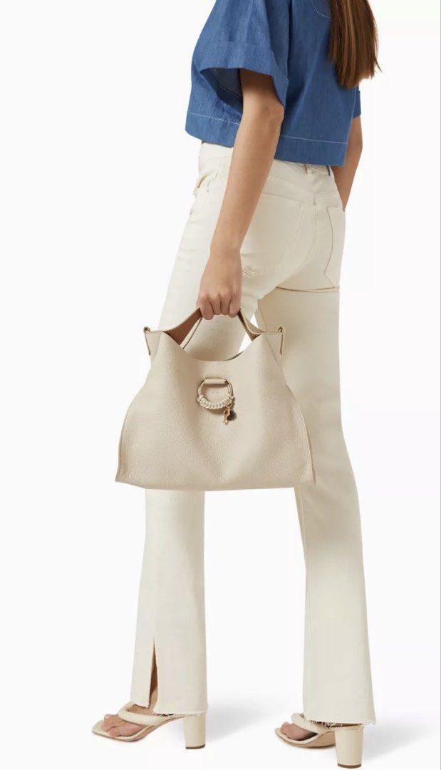 See By Chloe Joan Top Handle Crossbody 奶茶色 （分類：單肩包）位於 Hong Kong。 由 chung_2012 提交（商品編號 1467245450，圖片 3）。簡介： See By Chloe Joan Top Handle 奶茶色好靚好百搭。有皮革短帶同黑色長肩帶，可以手挽、單肩或者斜孭，容量勁大好實用。金屬圓環配埋皮革編織同鎖匙吊飾，好有特色。金屬扣同手柄仲有包裝紙。 包原裝See By Chloe 布袋 。