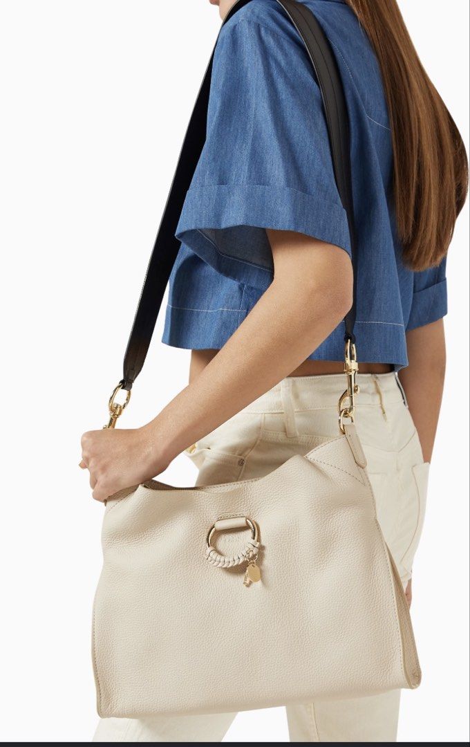 See By Chloe Joan Top Handle Crossbody 奶茶色 （分類：單肩包）位於 Hong Kong。 由 chung_2012 提交（商品編號 1467245450，圖片 2）。簡介： See By Chloe Joan Top Handle 奶茶色好靚好百搭。有皮革短帶同黑色長肩帶，可以手挽、單肩或者斜孭，容量勁大好實用。金屬圓環配埋皮革編織同鎖匙吊飾，好有特色。金屬扣同手柄仲有包裝紙。 包原裝See By Chloe 布袋 。