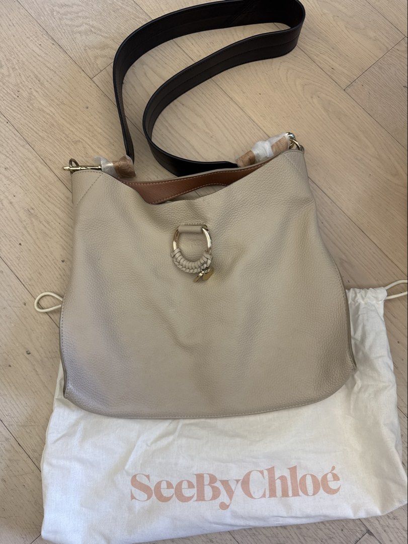 See By Chloe Joan Top Handle Crossbody 奶茶色 （分類：單肩包）位於 Hong Kong。 由 chung_2012 提交（商品編號 1467245450，圖片 4）。簡介： See By Chloe Joan Top Handle 奶茶色好靚好百搭。有皮革短帶同黑色長肩帶，可以手挽、單肩或者斜孭，容量勁大好實用。金屬圓環配埋皮革編織同鎖匙吊飾，好有特色。金屬扣同手柄仲有包裝紙。 包原裝See By Chloe 布袋 。