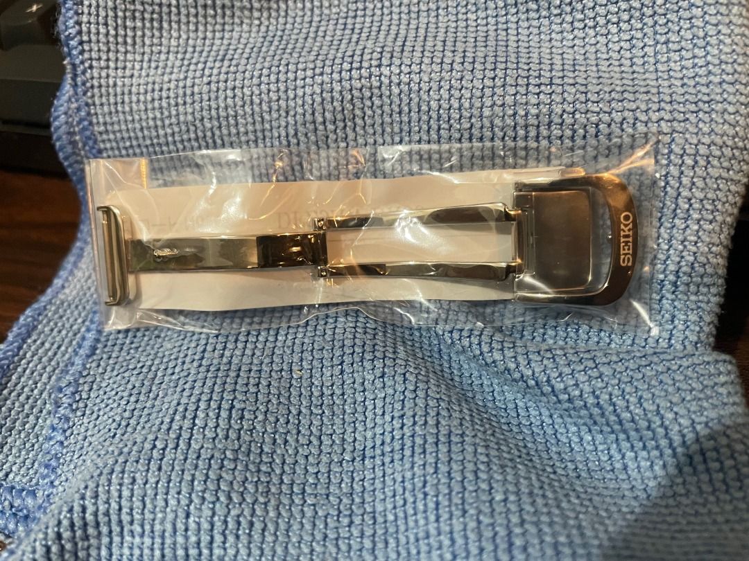Seiko Deployment Buckle Clasp DFZ9AW-BK00 (16mm) (Category: Men's Watches) located in Quezon City. Submitted by charles.argulla (Listing ID 1467352617, Image 1). Description: - Authentic Seiko deployment clasp buckle 16mm - Model code: DFZ9AW-BK00 - Material: Stainless steel with engraved Seiko branding - Condition: Brand new, unused in factory plastic sleeve - Includes original backing paper packaging Meet-up at Robinsons Magnolia. Shipping can 