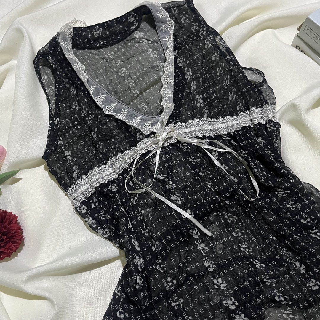 Sheer Top (Category: Longsleeves) located in Santo Tomas. Submitted by closetklo (Listing ID 1467308715, Image 2). Description: Like new No issue Size:s-m.