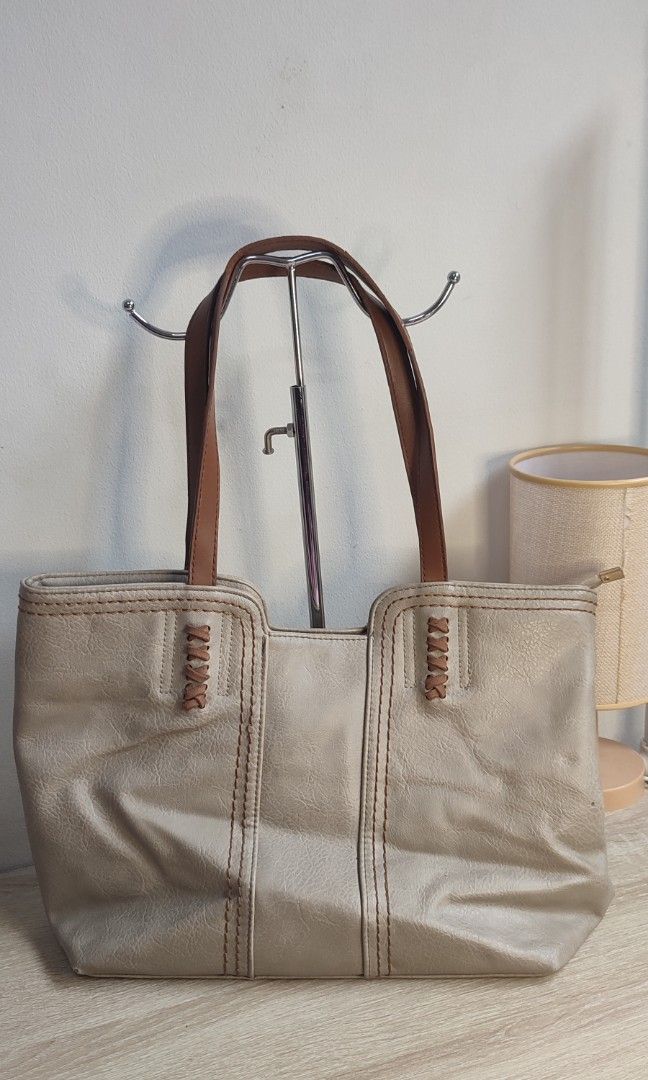 Beige Leather Tote Office / School bag (Category: Tote Bags) located in Pasig City. Submitted by xcess_baggage (Listing ID 1467218195, Image 1). Description: .