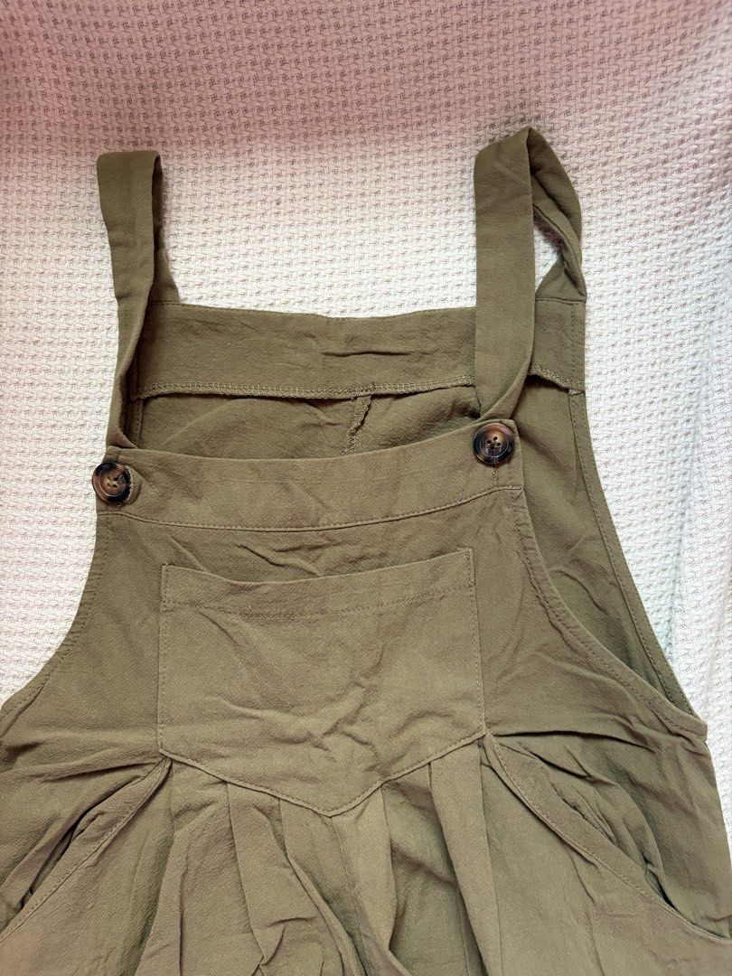 Shein Jumper (Category: Jumpsuits) located in Manila. Submitted by amilannnn (Listing ID 1467196065, Image 1). Description: -Army Green - Can fit small and medium girlies - Slightly worn (not even 10 times).