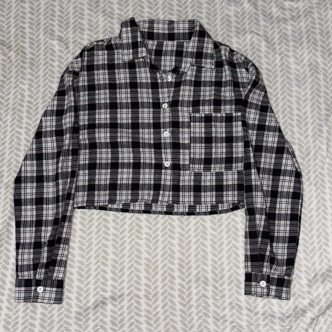 Shein plaid crop top (Category: Longsleeves) located in Pila. Submitted by findsbychai (Listing ID 1467292846, Image 1). Description: .