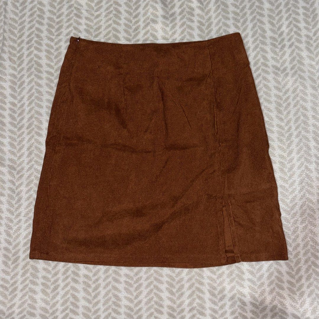 Shein slit skirt (Category: Skirts) located in Pila. Submitted by findsbychai (Listing ID 1467293827, Image 1). Description: .