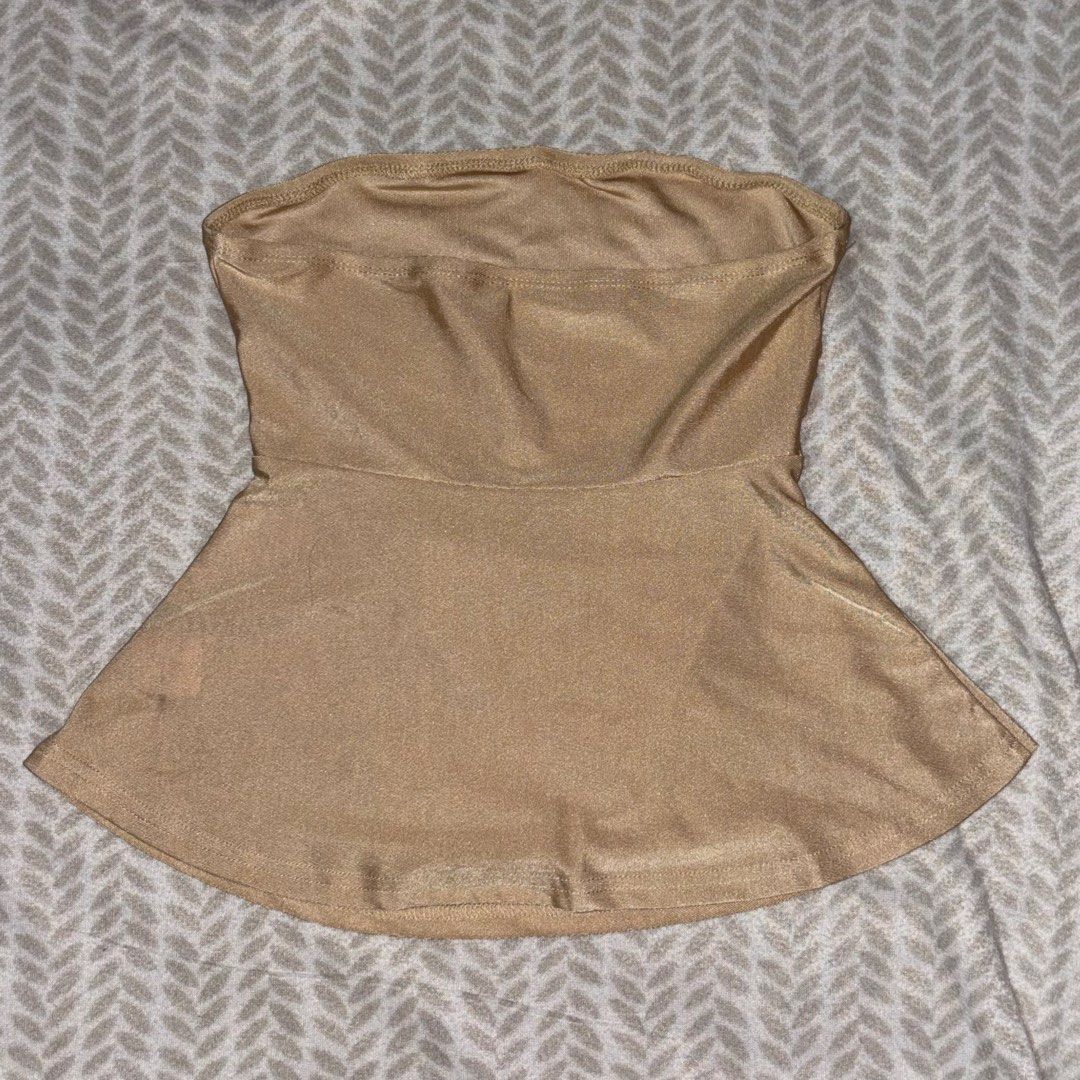 Shein tube top (Category: Others Tops) located in Pila. Submitted by findsbychai (Listing ID 1467292487, Image 2). Description: .
