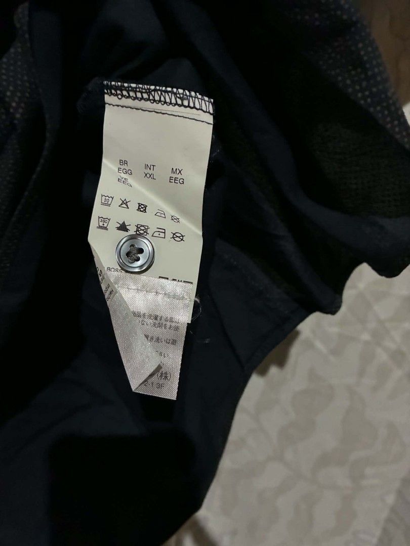 Short sleeve button down shirt black (Category: Tshirts & Polo Shirts ) located in Nabunturan. Submitted by kairosas85 (Listing ID 1467295627, Image 2). Description: - Color: Solid black - Style: Short sleeve button-down with classic collar and dark buttons - Fit: Regular fit men's top.