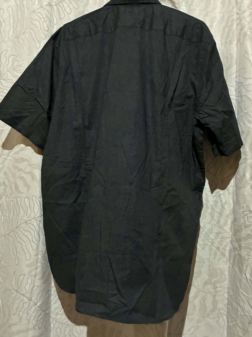 Short sleeve button down shirt black (Category: Tshirts & Polo Shirts ) located in Nabunturan. Submitted by kairosas85 (Listing ID 1467295627, Image 3). Description: - Color: Solid black - Style: Short sleeve button-down with classic collar and dark buttons - Fit: Regular fit men's top.