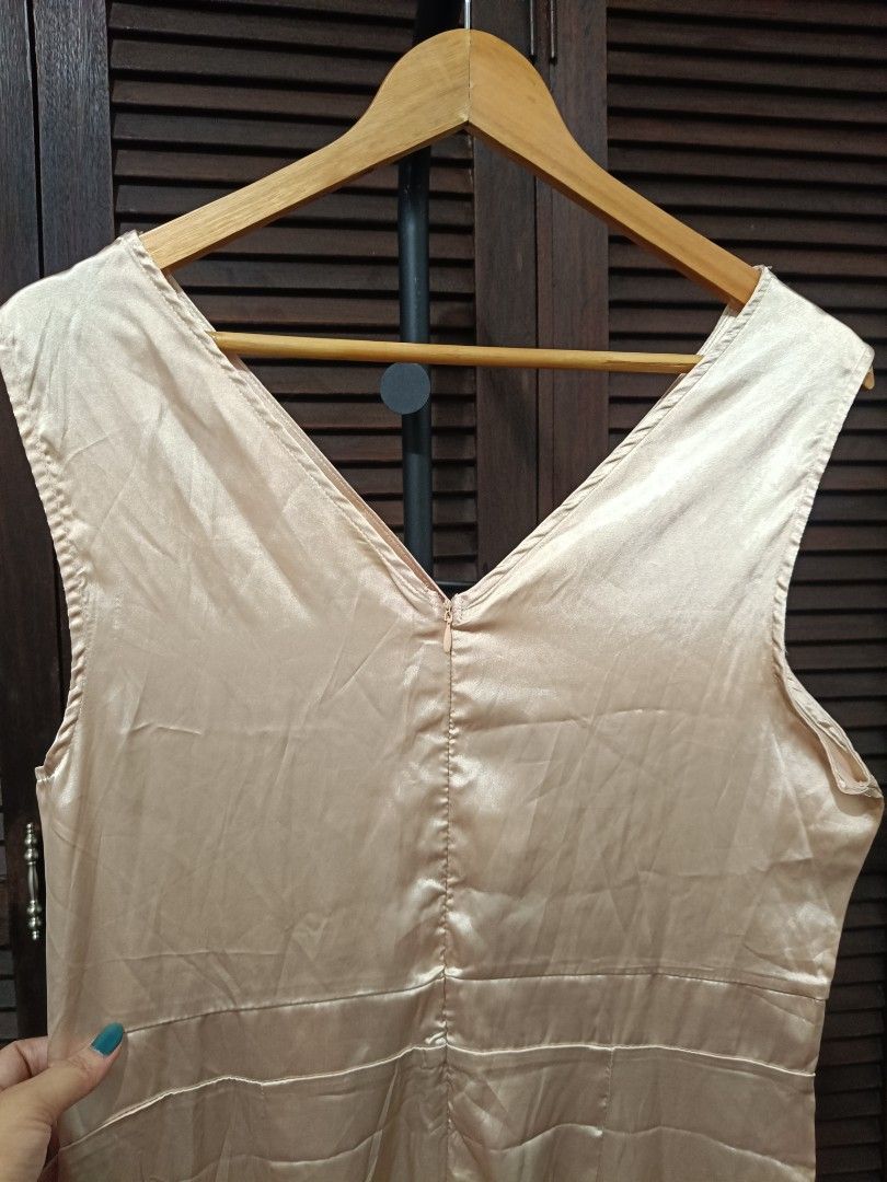 Silk sleeveless jumpsuit (Category: Jumpsuits) located in Manila. Submitted by byjrb (Listing ID 1467358878, Image 3). Description: 🛍️ Brand-new items from SHEIN, Emery Rose, Zaful & more! Size : Med to Large 📦 Shipping: LBC / J&T / Lalamove 💸 MOP: GCash / BPI only DM for inquiries! 💌.
