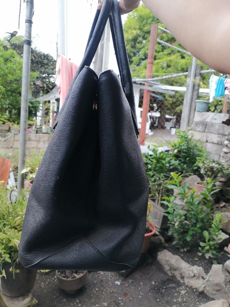 Sisley Black Tote Bag with Shoulder Strap (Category: Tote Bags) located in Digos. Submitted by crodualady82694 (Listing ID 1467310565, Image 3). Description: - Brand: Sisley - Color: Classic Black with Gold-tone hardware - Material: Premium textured faux leather - Features: Double top handles + adjustable & detachable shoulder strap - Interior: Sisley monogram lining, center zipped compartment, zip pocket, and slip pockets - Closure: Secure magne