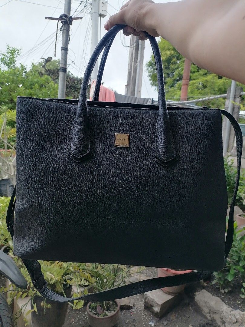 Sisley Black Tote Bag with Shoulder Strap (Category: Tote Bags) located in Digos. Submitted by crodualady82694 (Listing ID 1467310565, Image 1). Description: - Brand: Sisley - Color: Classic Black with Gold-tone hardware - Material: Premium textured faux leather - Features: Double top handles + adjustable & detachable shoulder strap - Interior: Sisley monogram lining, center zipped compartment, zip pocket, and slip pockets - Closure: Secure magne