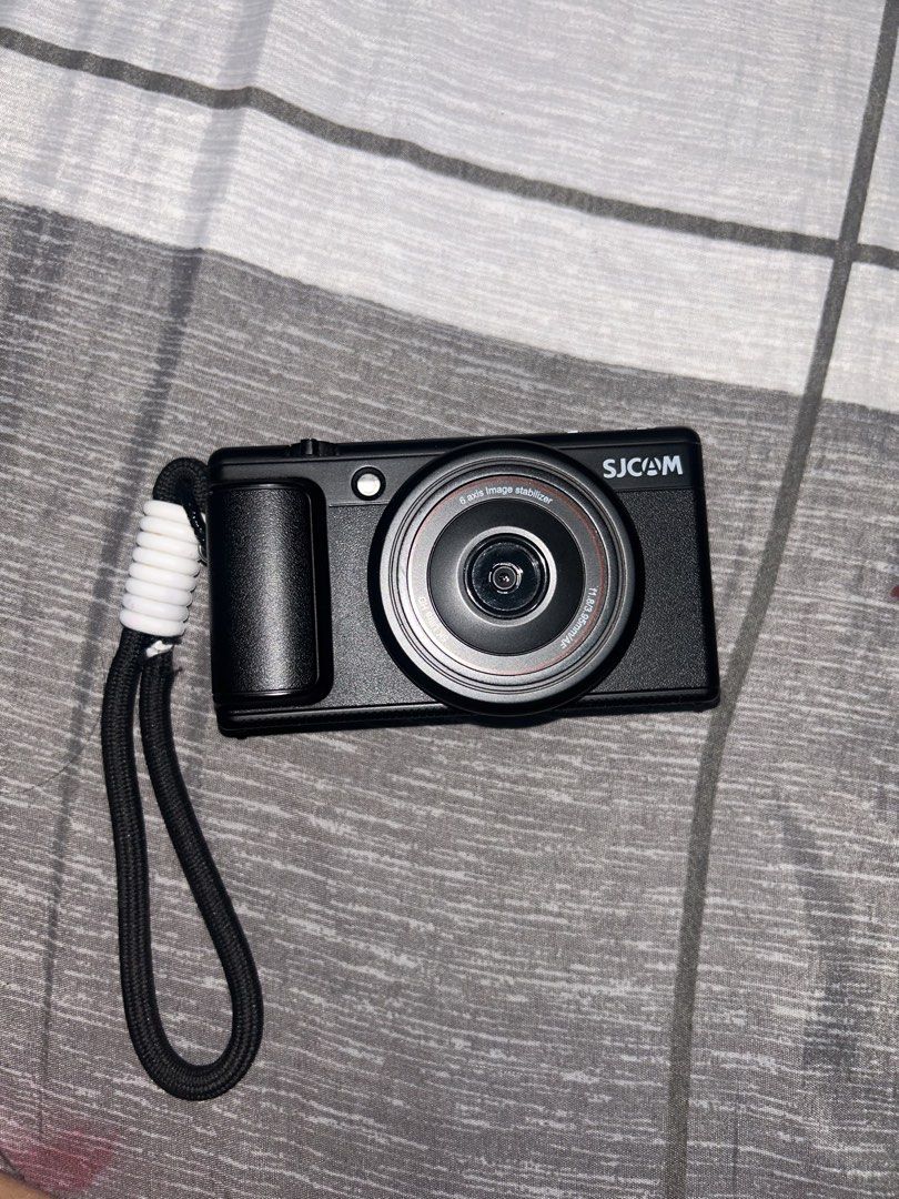 SJCAM ZV200 flip cam (Category: Cameras) located in Makati City. Submitted by minskiee (Listing ID 1467286011, Image 2). Description: - No Issues - Unit Only - Flannel Bag - Type-C Charger - Lanyard Negotiable.
