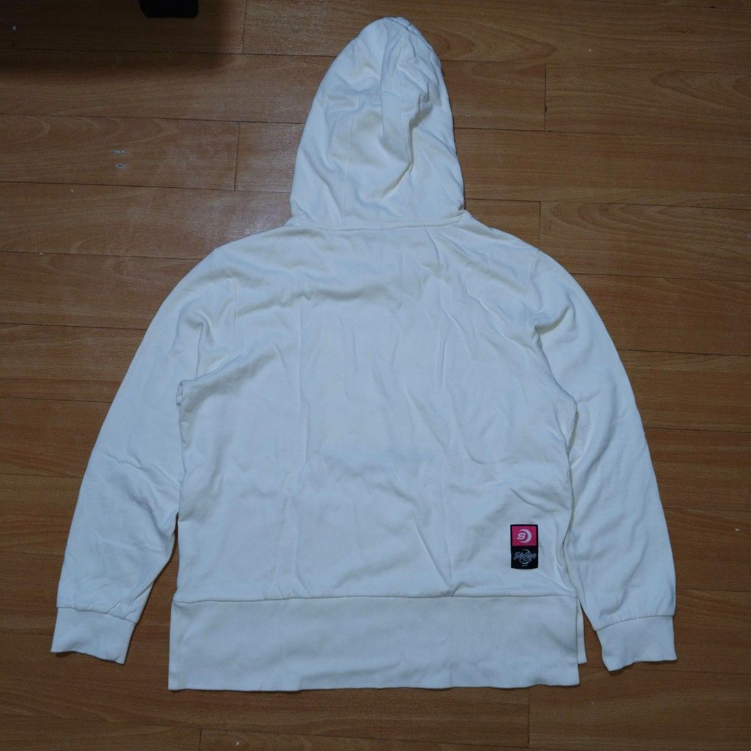 SKECHERS x SAILOR MOON CRYSTAL (Category: Coats, Jackets and Outerwear) located in Manila. Submitted by friperie. (Listing ID 1467252555, Image 3). Description: color 9/10 print 8/10 minimal crack issue stains ( needs heavy wash) dimes 21 x 25 color off white in actual Disclaimer: Product Color May Slightly Vary Due to Photographic Lighting Sources or Your Monitor Settings Dm for other pictures or details..