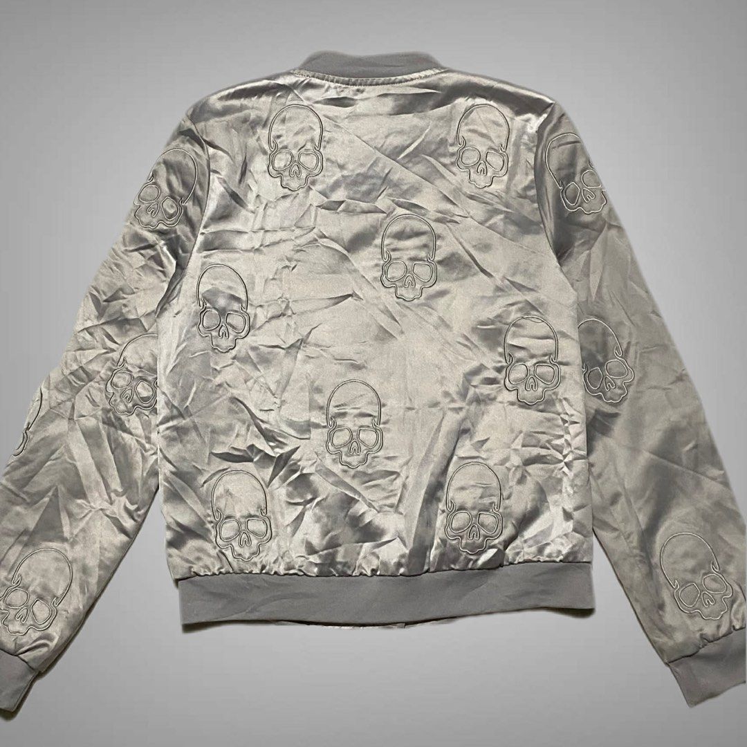 Skull Motor Jacket (Category: Coats, Jackets and Outerwear) located in Mabalacat. Submitted by stellargarments (Listing ID 1467309340, Image 2). Description: silver nag iiba color dahil sa lighting L: 19.5 W: 17 Condition : 9.8/10 super ganda ng details embroidered all logos masikip ribbings pantay po color sa lighting lang kaya nag iiba 🥰 with 2 pockets super nice & kinis! very comfy & smooth on skin need wash no major stain fresh from bale.