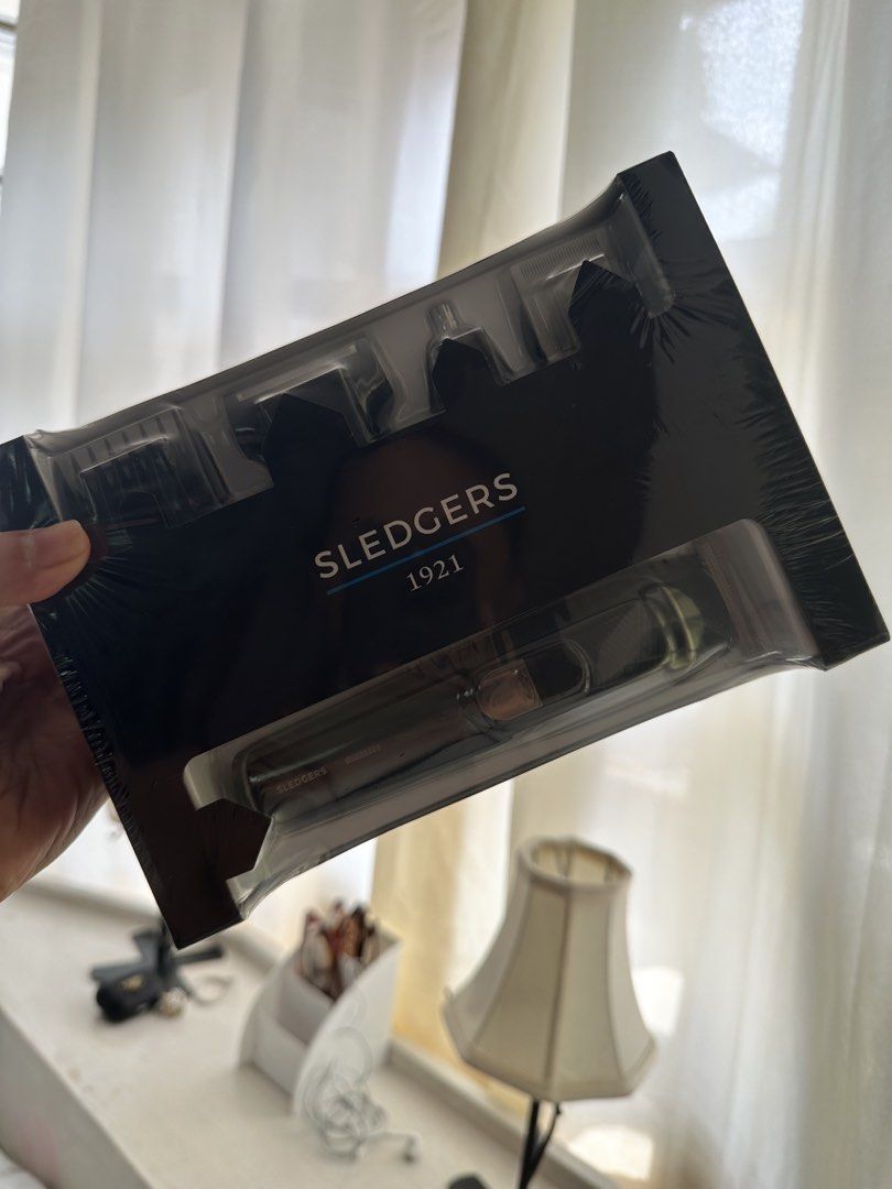 Sledgers 1921 Grooming Kit (Category: Men's Grooming) located in Cebu City. Submitted by noemondragon (Listing ID 1467183828, Image 1). Description: - Brand: Sledgers 1921 - Item: Grooming kit - Color: Black - Condition: Brand new, completely unopened in original plastic packaging - Features: Multiple attachments included for versatile trimming and styling.
