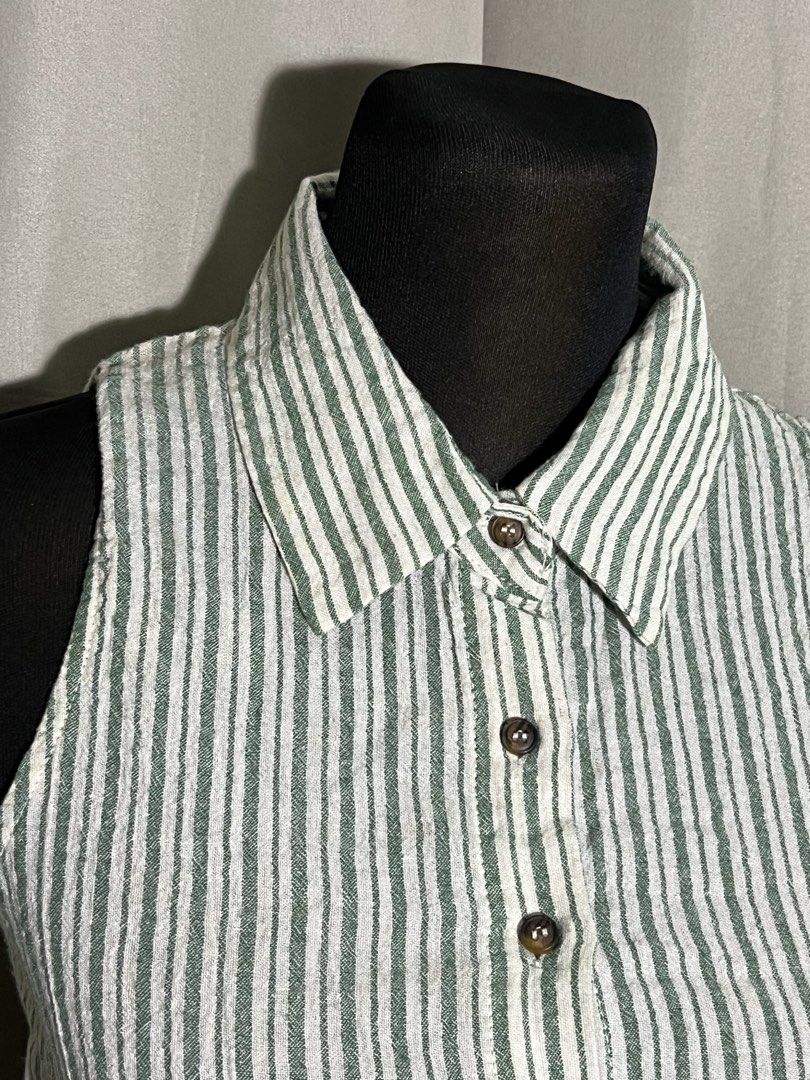 Sleeveless cropped tie front top (Category: Blouses) located in Las Pinas. Submitted by jilanah (Listing ID 1467354659, Image 2). Description: Used once.