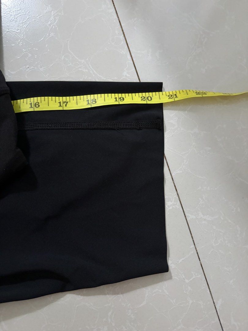 Smartech Knee-Length Leggings (Category: Activewear) located in Las Pinas. Submitted by bibliomomma (Listing ID 1467176205, Image 3). Description: Smartech black leggings in a knee-length biker style. Stretchy, comfortable, and easy to pair with any top. Perfect for workouts, casual wear, or everyday use 12 inches waist when laid flat 20.5 inches length.