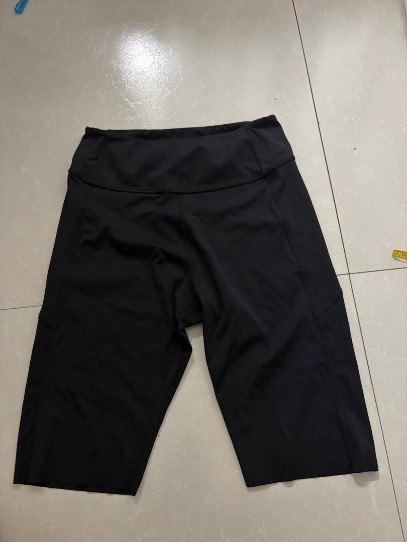 Smartech Knee-Length Leggings (Category: Activewear) located in Las Pinas. Submitted by bibliomomma (Listing ID 1467176205, Image 1). Description: Smartech black leggings in a knee-length biker style. Stretchy, comfortable, and easy to pair with any top. Perfect for workouts, casual wear, or everyday use 12 inches waist when laid flat 20.5 inches length.