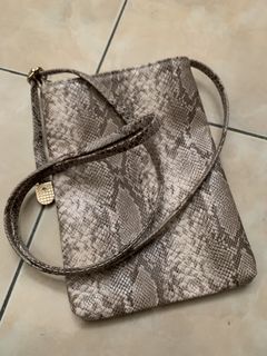 (Category: ) located in . Submitted by thriftbyserichachichot (Listing ID 1467183237, Image 1). Description: .
