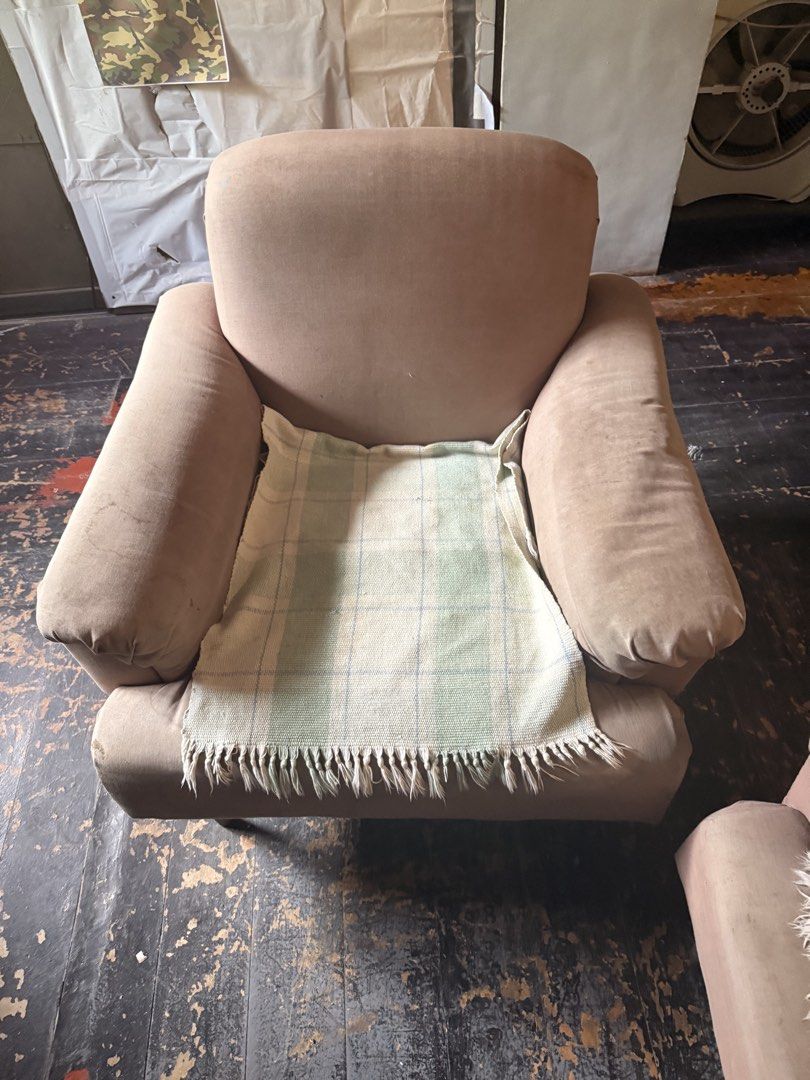 SOFA FOR SALE!!! (Category: Sofas) located in Manila. Submitted by hellovhecka (Listing ID 1467198102, Image 3). Description: Issue kita sa pics Price: 3k nego pa .