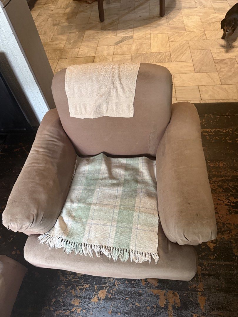 SOFA FOR SALE!!! (Category: Sofas) located in Manila. Submitted by hellovhecka (Listing ID 1467198102, Image 2). Description: Issue kita sa pics Price: 3k nego pa .