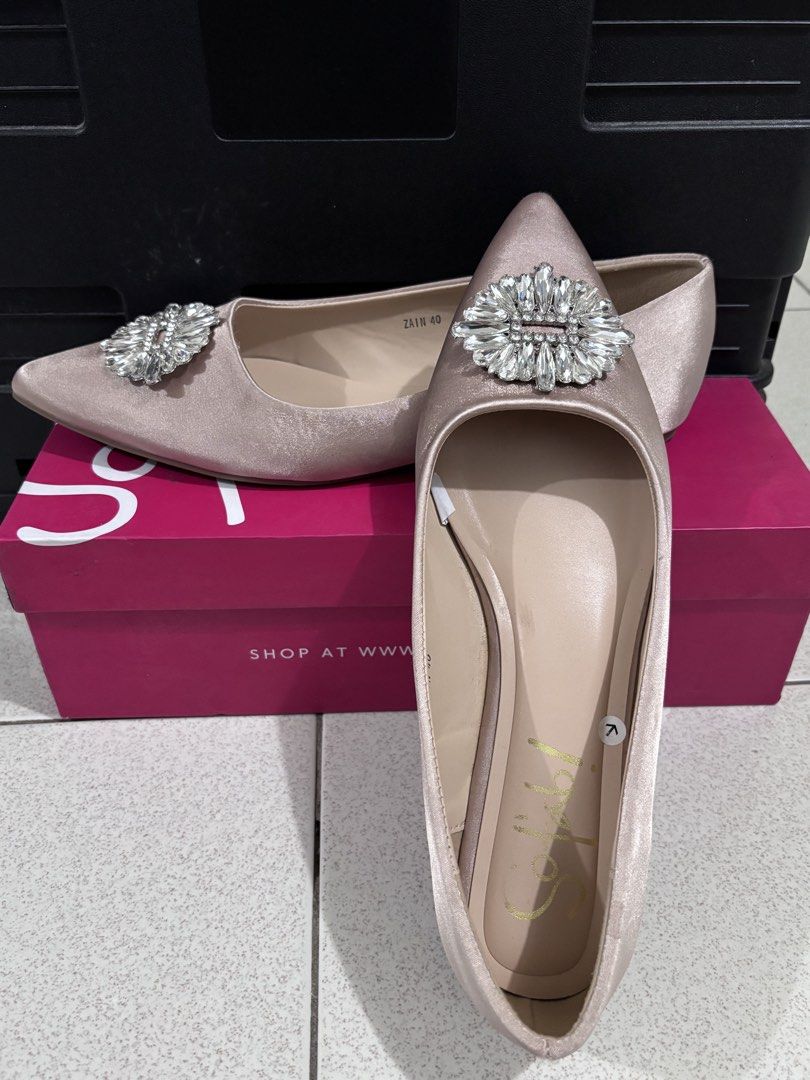 Sofab Champagne Flats Size 40 with Box (Category: Flats & Sandals) located in Pasig City. Submitted by eluhsawrr (Listing ID 1467330794, Image 1). Description: - Color: Elegant champagne - Size: 40 / fits 39 - used ONCE for office only rfs: not fit for my wide feet, realized after using it once for office Bought it 999 for sale in SM. selling it for half price.