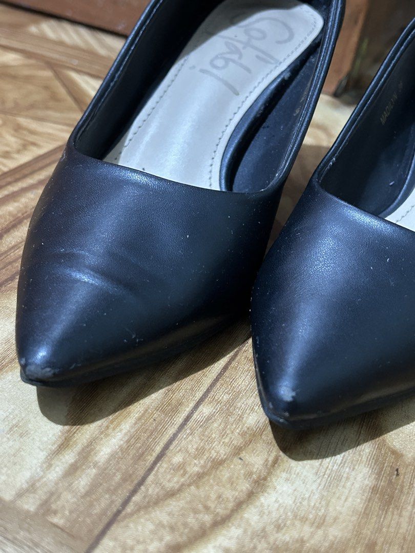 Sofab! Madilyn Pointed Heels (Black, Size 36) - Preloved (Category: Heels) located in Quezon City. Submitted by mad.mc43 (Listing ID 1467349525, Image 2). Description: 👠 Brand/Model: SOFAB! Madilyn • 🖤 Color: Black • 📏 Size: 36 • ✨ Style: Classic pointed-toe pumps with block heels • 💼 Perfect for: Office wear, corporate attire, interviews, and formal events 🔍 CONDITION DISCLOSURE (Please check photos!) • 👠 Toe Tips: Minor scuffs/peeling, to