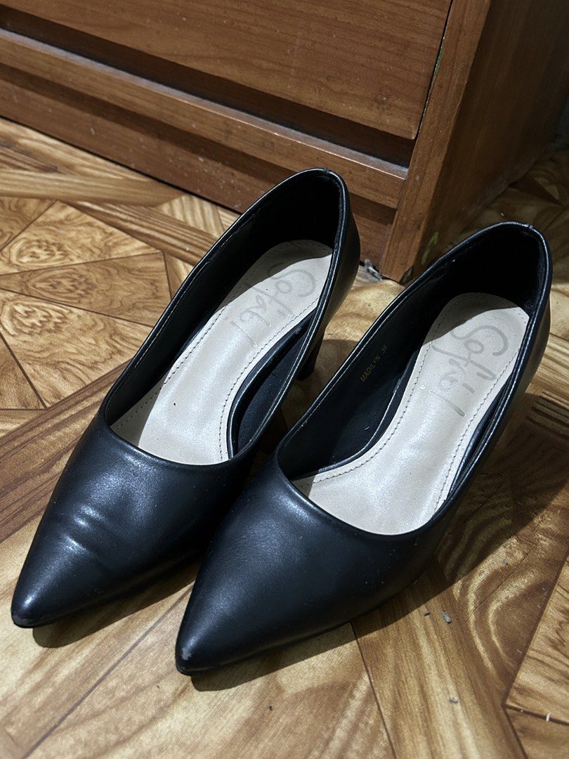 Sofab! Madilyn Pointed Heels (Black, Size 36) - Preloved (Category: Heels) located in Quezon City. Submitted by mad.mc43 (Listing ID 1467349525, Image 1). Description: 👠 Brand/Model: SOFAB! Madilyn • 🖤 Color: Black • 📏 Size: 36 • ✨ Style: Classic pointed-toe pumps with block heels • 💼 Perfect for: Office wear, corporate attire, interviews, and formal events 🔍 CONDITION DISCLOSURE (Please check photos!) • 👠 Toe Tips: Minor scuffs/peeling, to