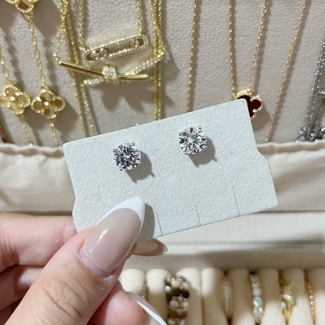 SOLITAIRE SIMPLE STUD SILVER EARRING (Category: Earrings) located in Talavera. Submitted by curatedbykhy (Listing ID 1467343091, Image 3). Description: .