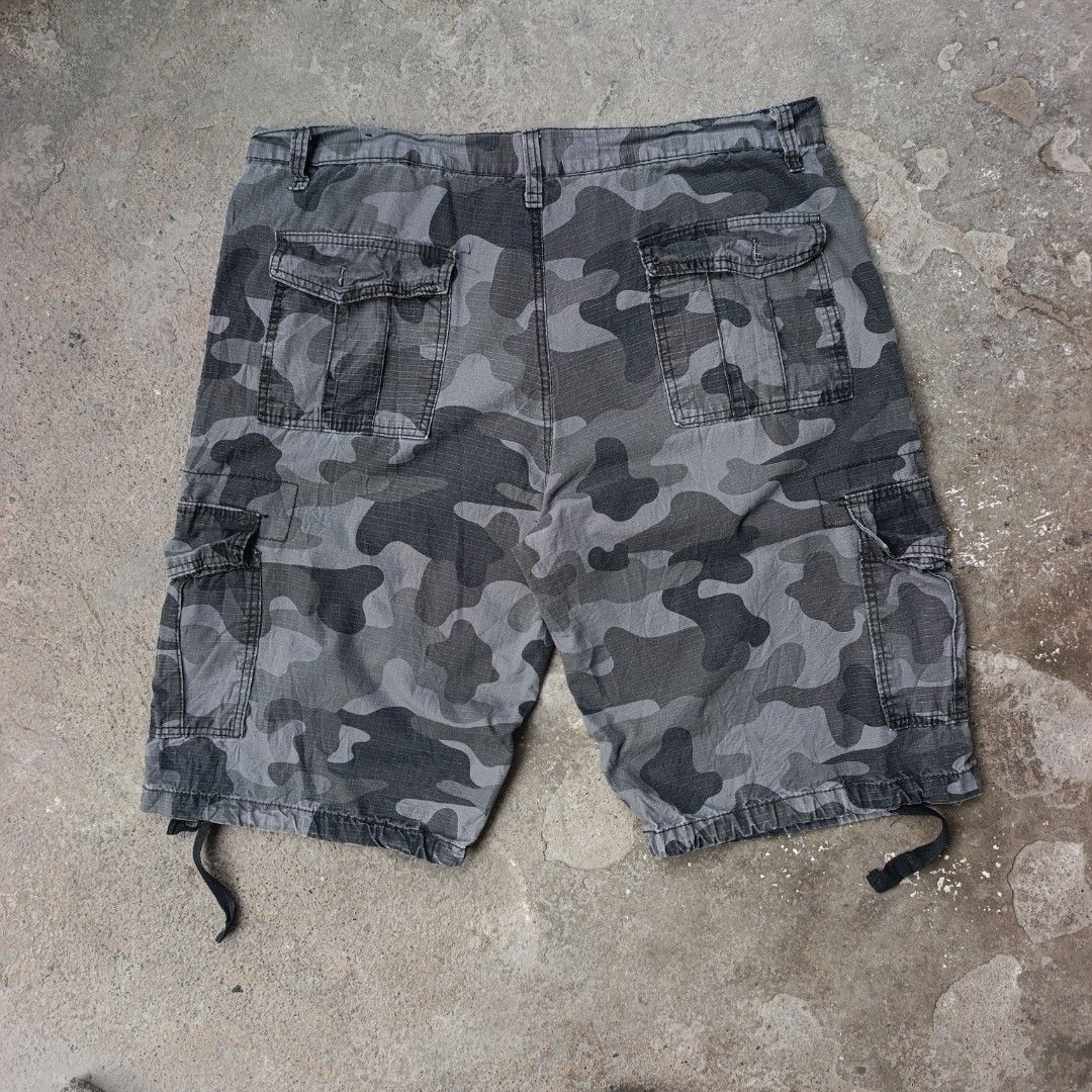 Southpole Camo Cargo Shorts (Category: Shorts) located in Aritao. Submitted by kami.seta (Listing ID 1467296083, Image 2). Description: WAIST-38 on tag 40 on tape LENGTH-26 LEG OPENING-12½ COLOR & CONDITION-9/10 ISSUE-minimal loose stitch,missing buttons .