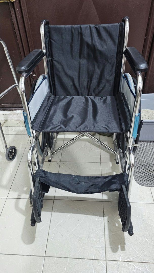 Standard wheelchair and walker with wheels (Category: Rehabilitative Devices) located in Manila. Submitted by charleywoot (Listing ID 1467284267, Image 2). Description: For pick up only here in Brgy Moonwalk Pque.
