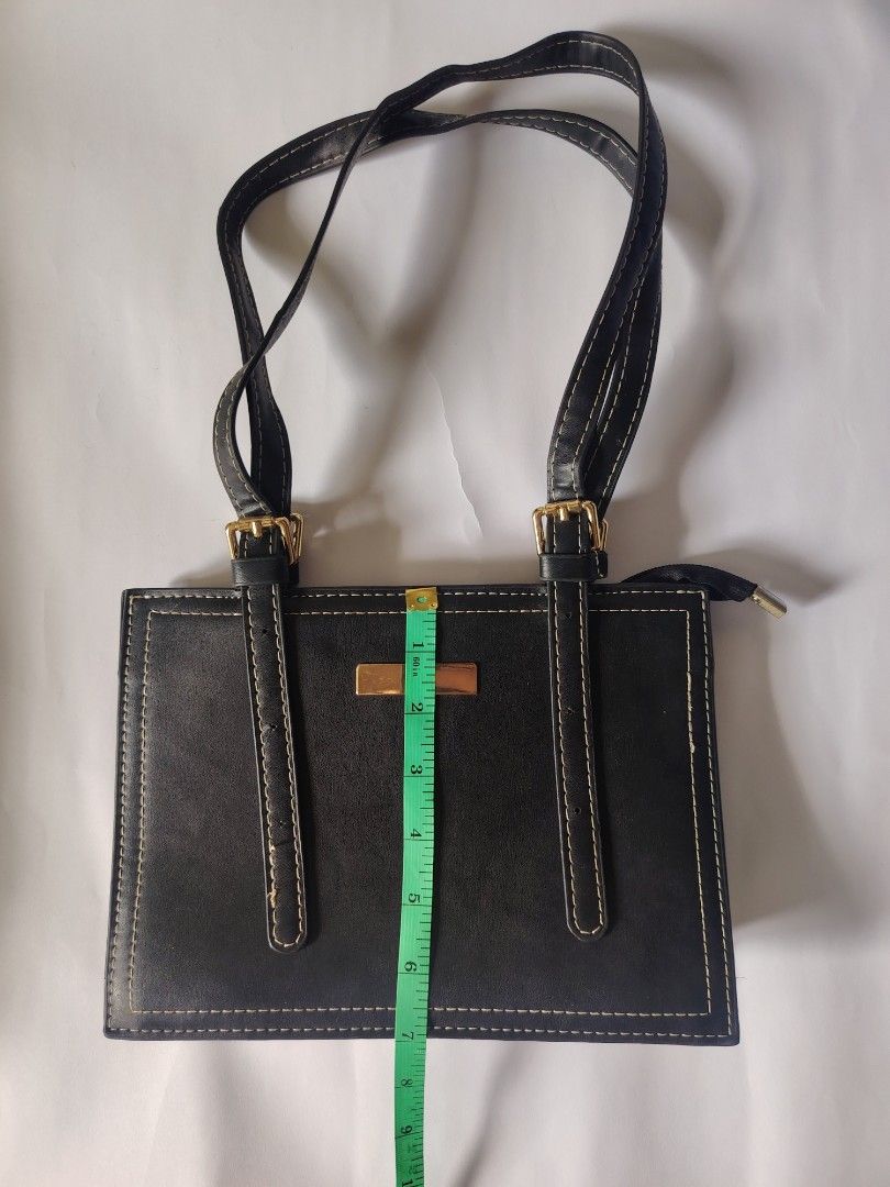 Structured Shoulder Bag (Category: Shoulder Bags) located in Tarlac. Submitted by your_finds (Listing ID 1467205944, Image 3). Description: Description: Condition: 7/10 / Well-used Issue: - Nagbakbak ang magkabilang gilid sa loob ng bag, pero hindi halata sa labas - Need ng linis.