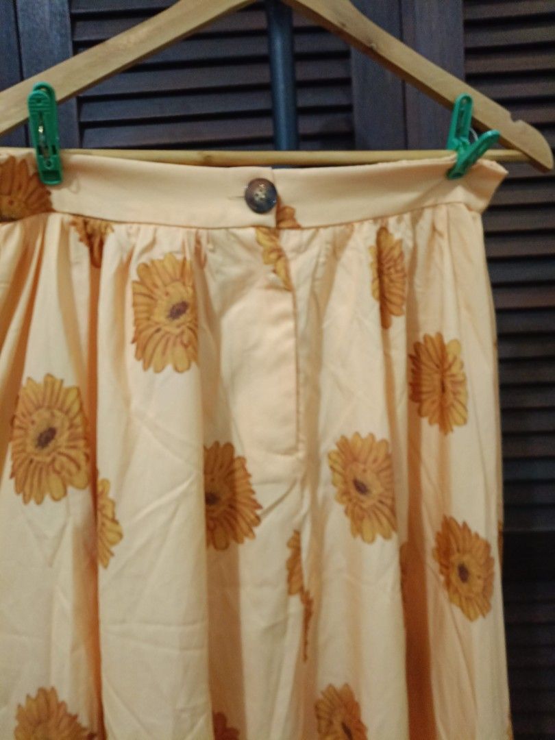 Sunflower Long Skirt (Category: Skirts) located in Manila. Submitted by byjrb (Listing ID 1467188762, Image 2). Description: 🛍️ Brand-new items from SHEIN, Emery Rose, Zaful & more! Size : Large to XL 📦 Shipping: LBC / J&T / Lalamove 💸 MOP: GCash / BPI only DM for inquiries! 💌.