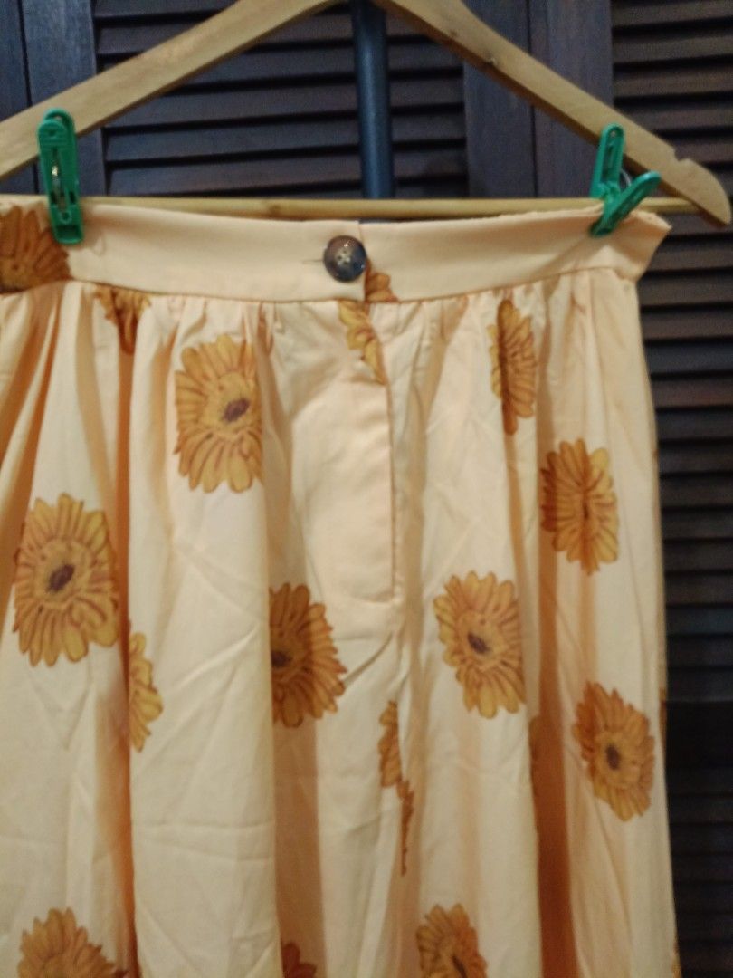 Sunflower Long Skirt (Category: Skirts) located in Manila. Submitted by byjrb (Listing ID 1467188762, Image 1). Description: 🛍️ Brand-new items from SHEIN, Emery Rose, Zaful & more! Size : Large to XL 📦 Shipping: LBC / J&T / Lalamove 💸 MOP: GCash / BPI only DM for inquiries! 💌.