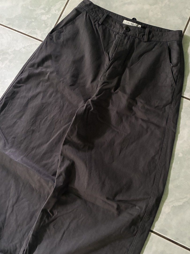 SUYU Gray Barrel Trousers (Category: Jeans) located in Batangas. Submitted by jinventoryarchive (Listing ID 1467230415, Image 2). Description: • Waist: 27-28 • Length: 34 • Leg Op: 11 • Thigh: 14 - Size: M - Waist: Structured waistband with belt loops, front button closure, and zip fly - Pockets: Two front slash pockets and two back patch pockets - Fabric: Solid color with minimal stretch - Style: Versatile neutral tone, perfect for pairing with 