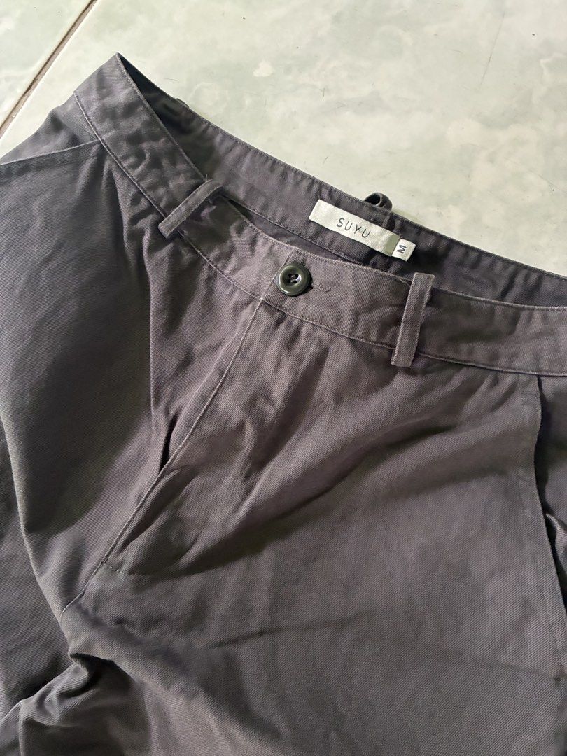 SUYU Gray Barrel Trousers (Category: Jeans) located in Batangas. Submitted by jinventoryarchive (Listing ID 1467230415, Image 3). Description: • Waist: 27-28 • Length: 34 • Leg Op: 11 • Thigh: 14 - Size: M - Waist: Structured waistband with belt loops, front button closure, and zip fly - Pockets: Two front slash pockets and two back patch pockets - Fabric: Solid color with minimal stretch - Style: Versatile neutral tone, perfect for pairing with 