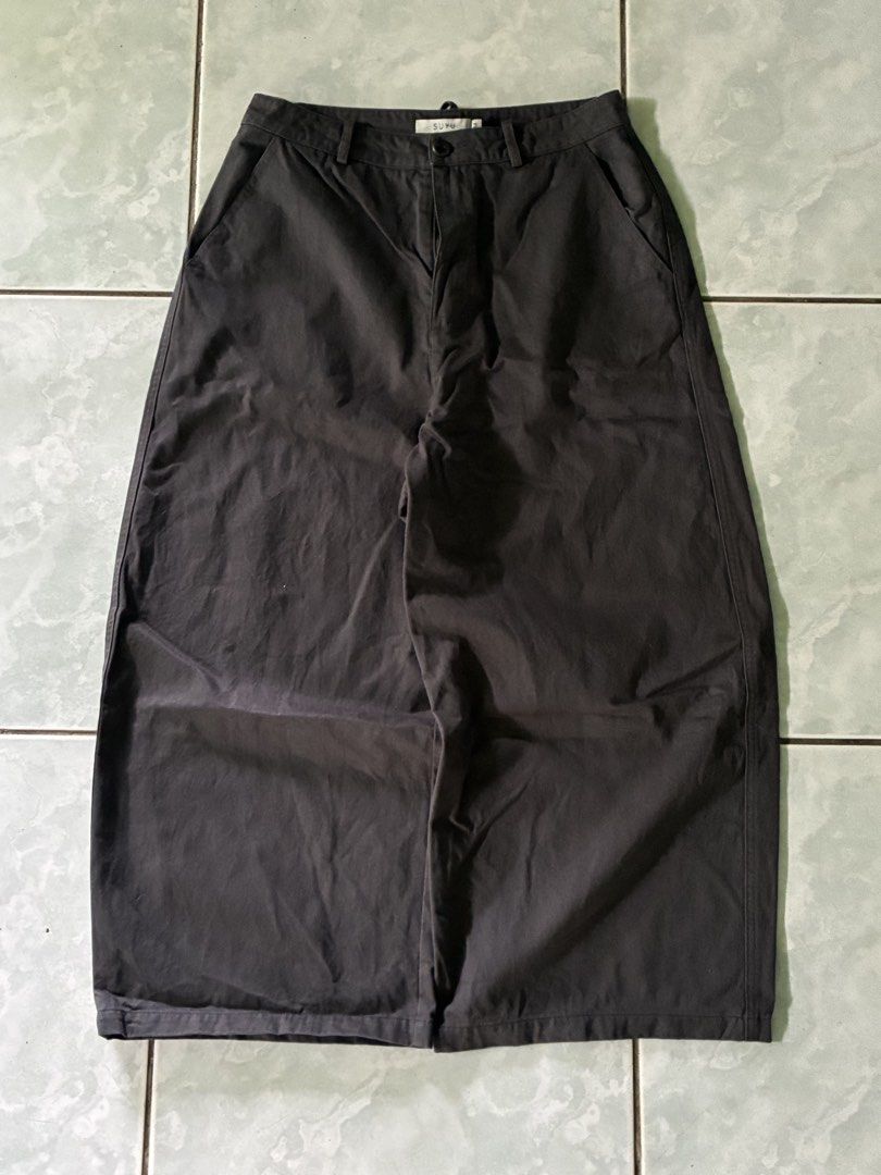 SUYU Gray Barrel Trousers (Category: Jeans) located in Batangas. Submitted by jinventoryarchive (Listing ID 1467230415, Image 1). Description: • Waist: 27-28 • Length: 34 • Leg Op: 11 • Thigh: 14 - Size: M - Waist: Structured waistband with belt loops, front button closure, and zip fly - Pockets: Two front slash pockets and two back patch pockets - Fabric: Solid color with minimal stretch - Style: Versatile neutral tone, perfect for pairing with 